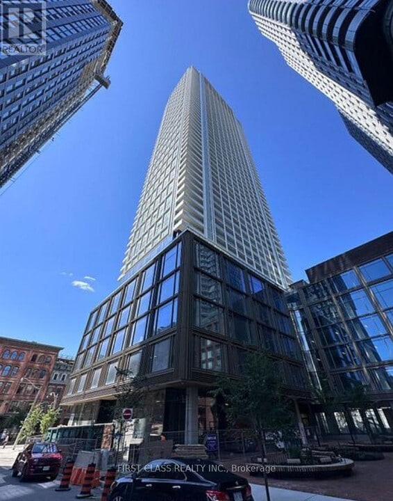 88 Queen St E in Toronto, ON - Building Photo