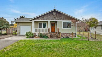 221 W Seattle Ave in Westport, WA - Building Photo