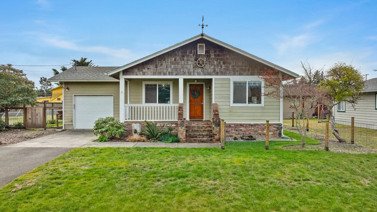 221 W Seattle Ave in Westport, WA - Building Photo