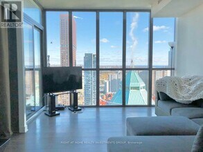 110 Charles St E in Toronto, ON - Building Photo - Building Photo