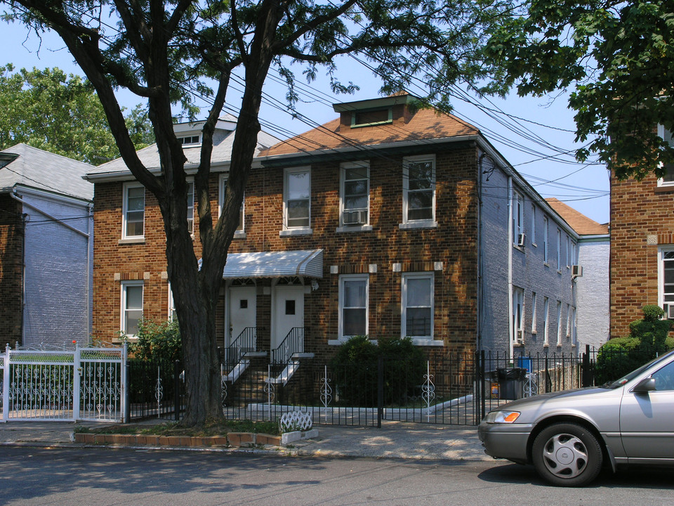 957 E 241st St in Bronx, NY - Foto de edificio