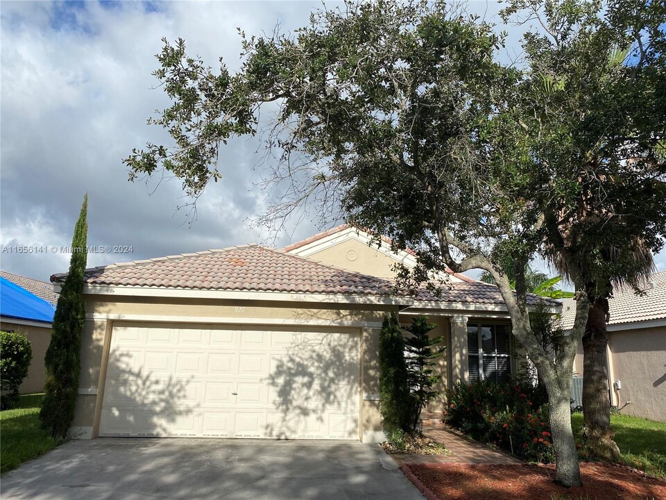 927 Savannah Falls Dr in Weston, FL - Foto de edificio