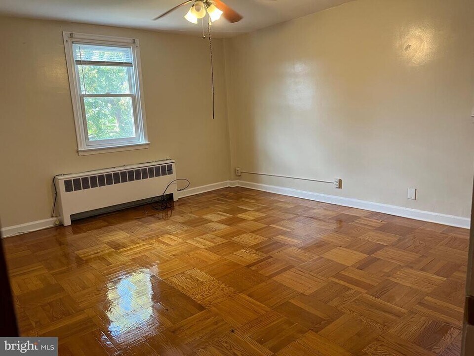 827 E Upsal St in Philadelphia, PA - Building Photo