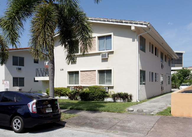 119 Antiquera Ave in Coral Gables, FL - Foto de edificio - Building Photo