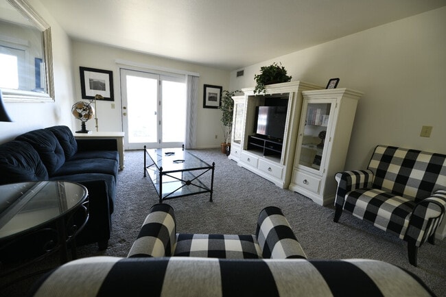 1335 Summit Ave in Oshkosh, WI - Building Photo - Building Photo