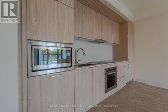 259 The Kingsway in Toronto, ON - Building Photo - Building Photo