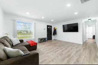 181 SE Fallon Dr in Port St. Lucie, FL - Building Photo - Building Photo