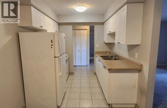 3900 Wyandotte St E in Windsor, ON - Building Photo - Building Photo