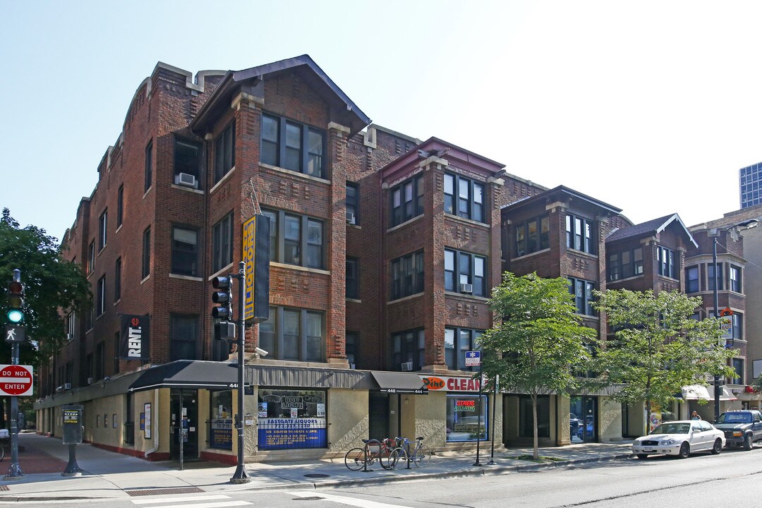 2811 N Pine Grove Ave in Chicago, IL - Building Photo