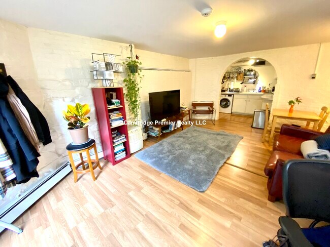 16 Clinton St, Unit B in Cambridge, MA - Building Photo - Building Photo