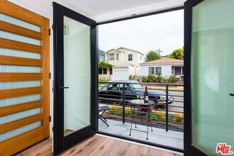 2341 Beach Ave in Los Angeles, CA - Building Photo - Building Photo