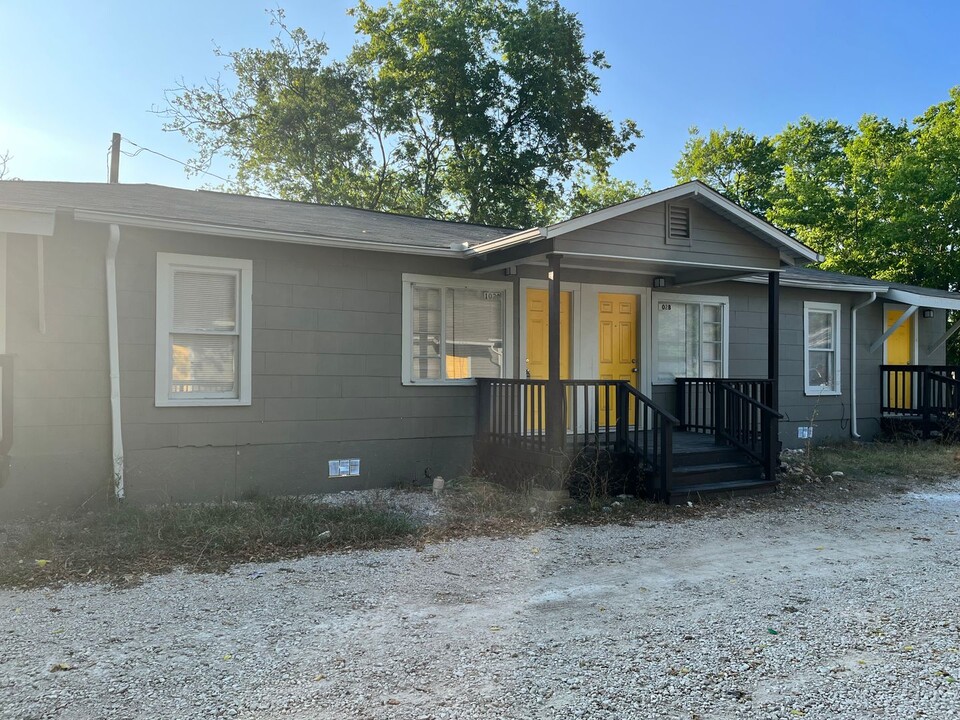 102 Austin St in Kyle, TX - Foto de edificio
