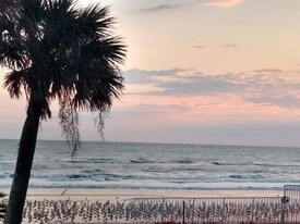 935 S Atlantic Ave in Daytona Beach, FL - Building Photo