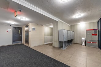 4981 Bathurst Apartments in Toronto, ON - Building Photo - Building Photo