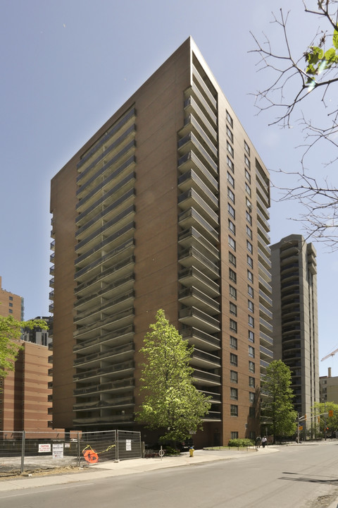 475 Laurier Ave W in Ottawa, ON - Building Photo