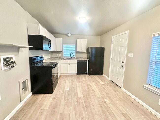 401 W Congress St in Denton, TX - Building Photo - Building Photo