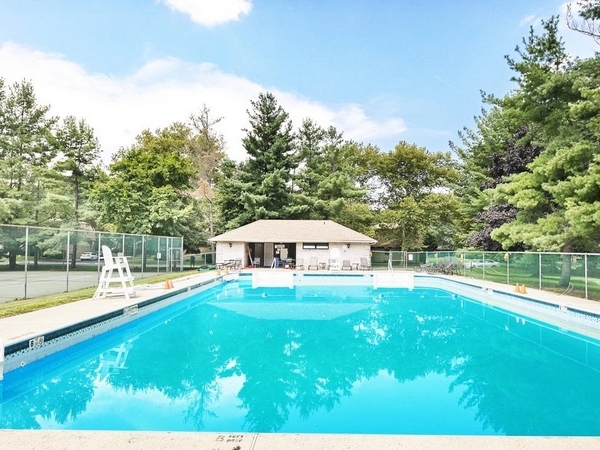 Village on the Green Apartments in River Vale, NJ - Foto de edificio