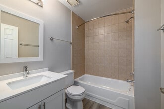 Clover Ridge East Apartments in Palatine, IL - Building Photo - Interior Photo