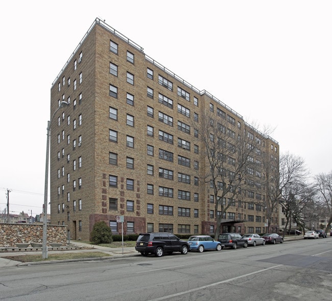 Royal Plaza Apartments in Milwaukee, WI - Building Photo - Building Photo