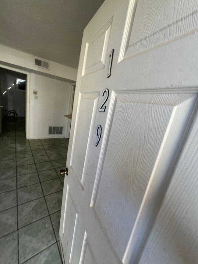 129 Tassie Way in Socorro, TX - Foto de edificio - Building Photo