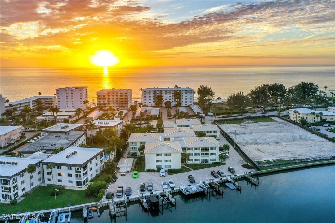 1950 Gulf Shore Blvd S in Naples, FL - Foto de edificio