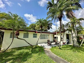 230 NE 2nd Pl in Dania Beach, FL - Building Photo - Building Photo