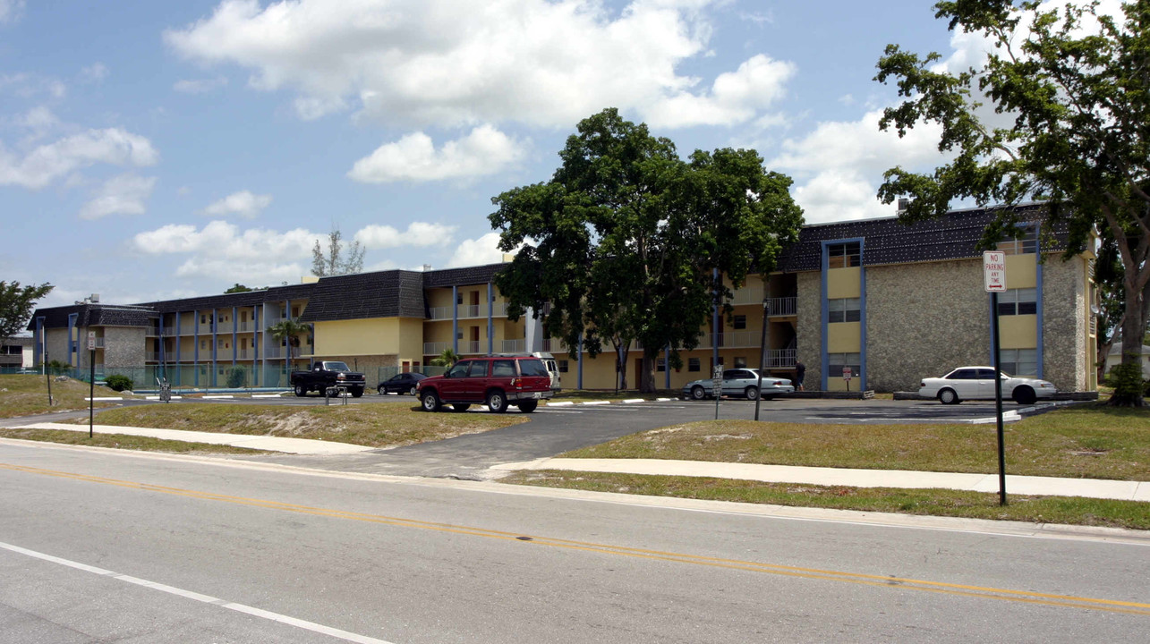 Country Gardens Apartments in Royal Palm Beach, FL - Building Photo