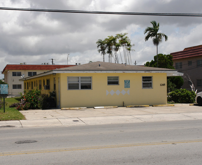 1265 W 29th St in Hialeah, FL - Foto de edificio - Building Photo