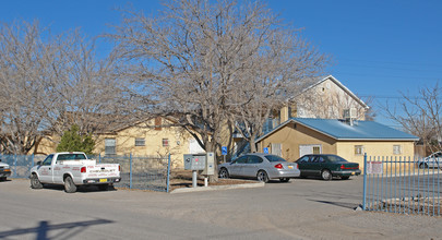 325 Wayne Rd NW in Albuquerque, NM - Building Photo - Building Photo