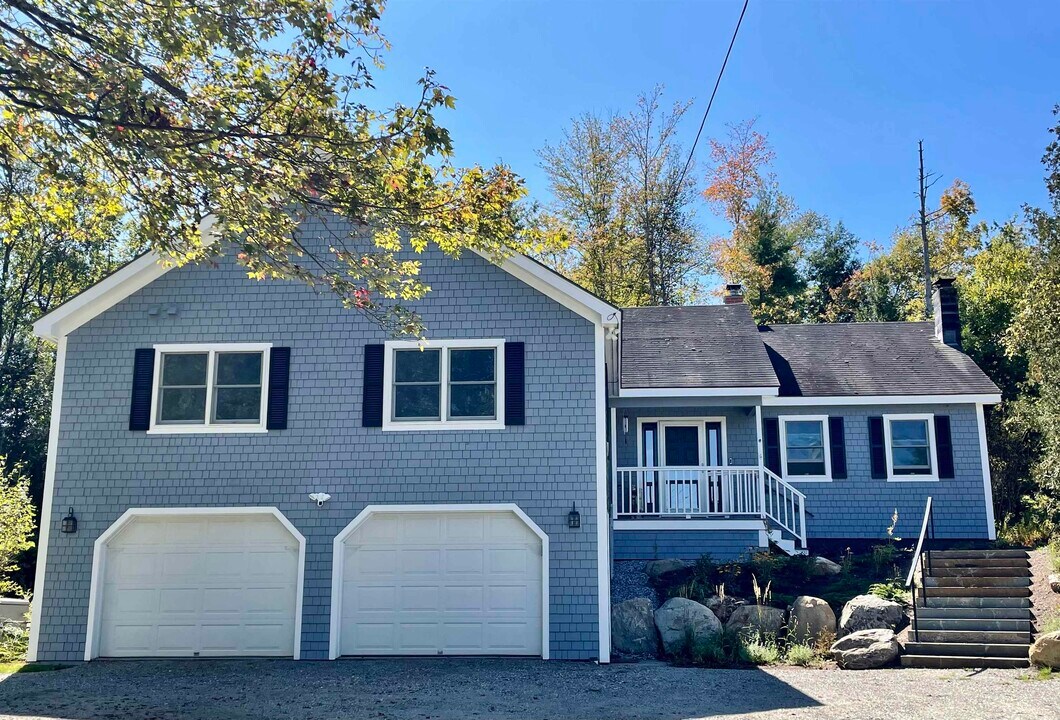 11 Barnes Hill Rd in Stowe, VT - Building Photo