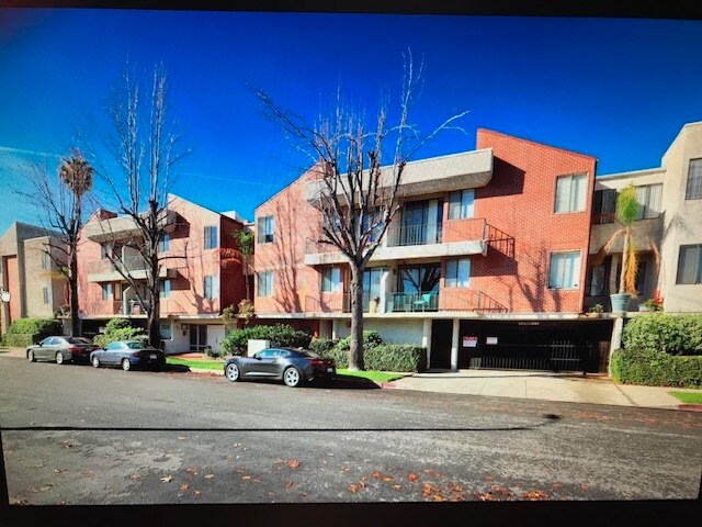 7211 Cozycroft Ave, Unit 49 in Winnetka, CA - Foto de edificio