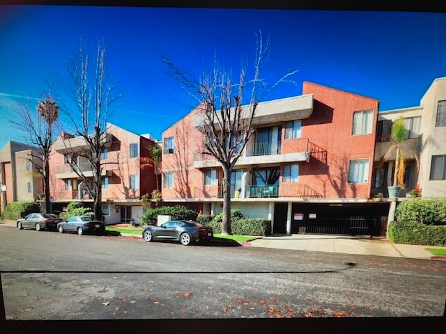 property at 7211 Cozycroft Ave