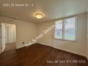 5821 SE Knapp St in Portland, OR - Building Photo - Building Photo