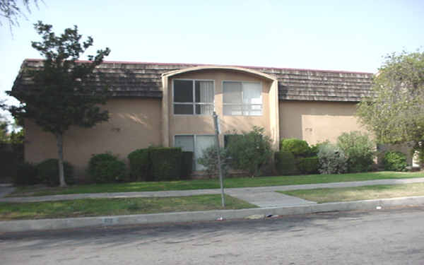 811 S Flower St in Inglewood, CA - Building Photo