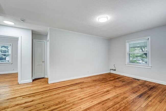 2735 Robin Hood Dr in Greensboro, NC - Building Photo - Building Photo