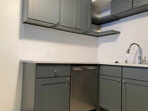 1315 E Elmdale Ct in Shorewood, WI - Foto de edificio - Building Photo