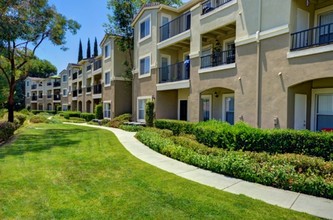 Alta Vista Apartments in Escondido, CA - Foto de edificio - Building Photo