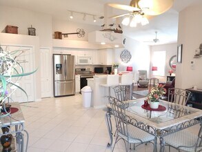 7202 L Pavia Blvd in Venice, FL - Foto de edificio - Building Photo
