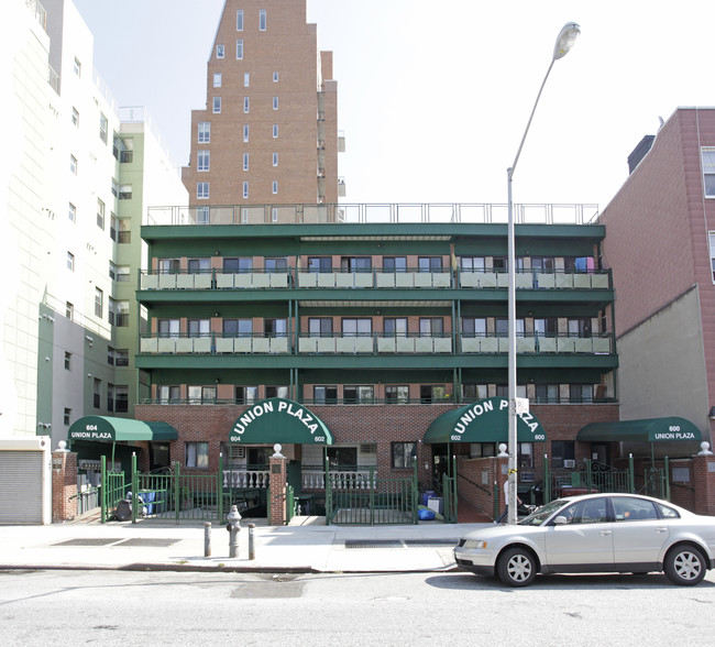 600-604 Union Ave in Brooklyn, NY - Foto de edificio - Building Photo