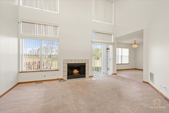 904 Waterford Ln in Elk Grove Village, IL - Foto de edificio - Building Photo