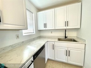 4071 Dixie Hwy, Unit 20 in Oakland Park, FL - Building Photo - Building Photo