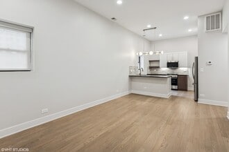 2119 N Clark St, Unit 2R in Chicago, IL - Building Photo - Building Photo