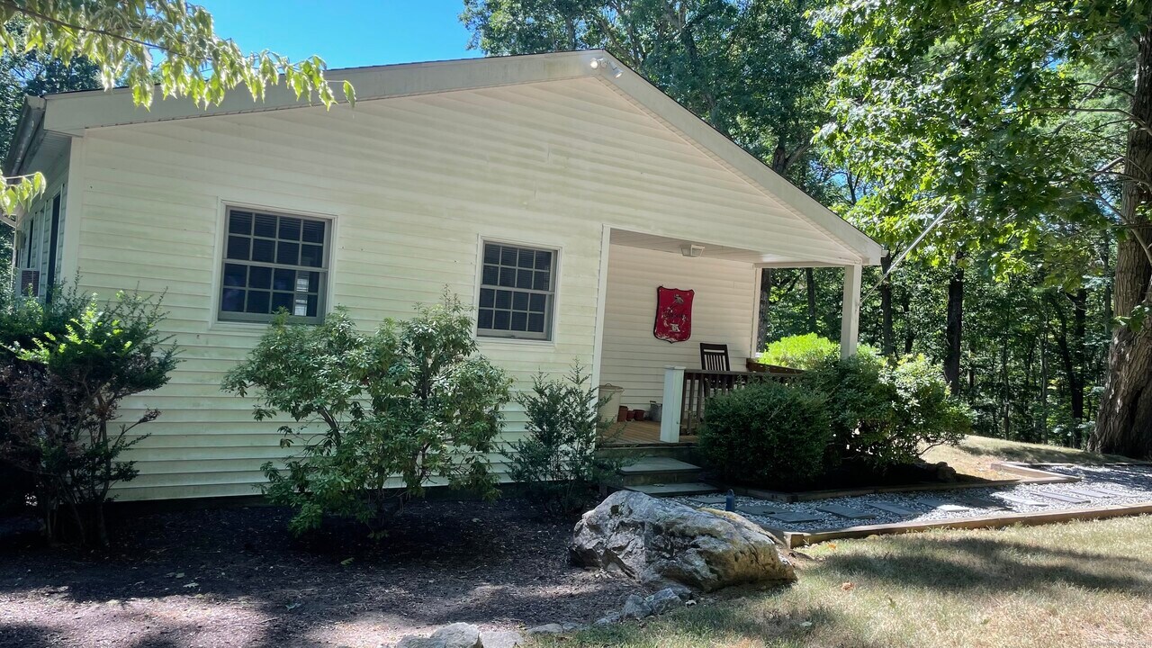 369 Briar Brae Rd in Stamford, CT - Building Photo
