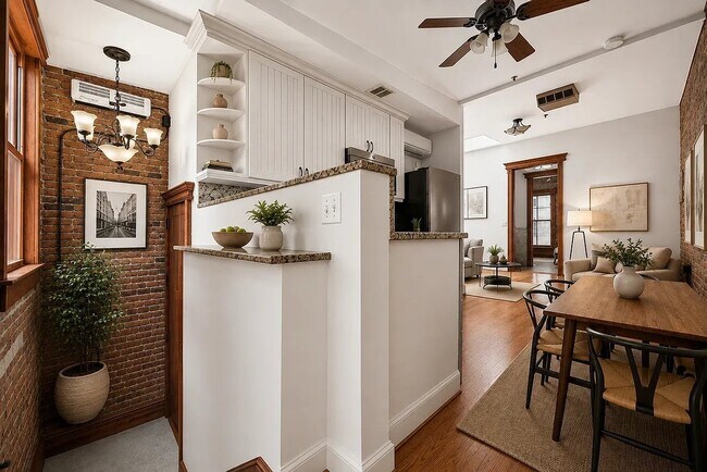 130 W 10th St