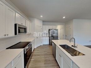 204 Deanscroft Dr in Pickerington, OH - Foto de edificio - Building Photo