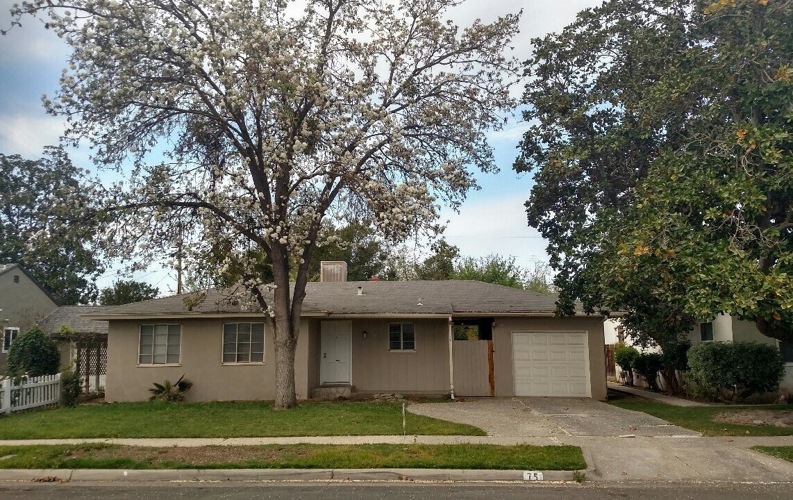 75 E Garland Ave in Fresno, CA - Building Photo