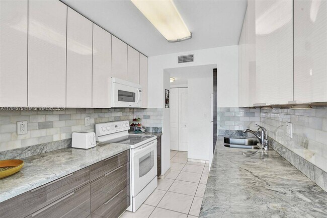 251-174 174th St in Sunny Isles Beach, FL - Building Photo - Building Photo