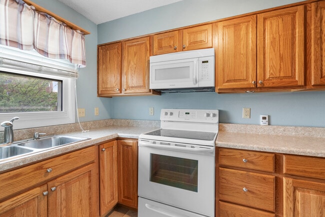 2711 St Francis Dr in Waterloo, IA - Building Photo - Building Photo
