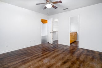 Country Hills in Kerrville, TX - Foto de edificio - Building Photo