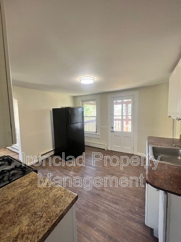 27 Botsford StUnit Unit 3 Rentals in Meriden, CT